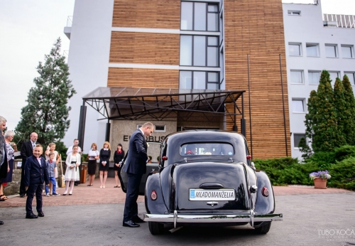 svadba - auto pred hotelom